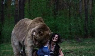 四川一棕熊凌晨在马路奔跑 四川一棕熊凌晨在马路奔跑