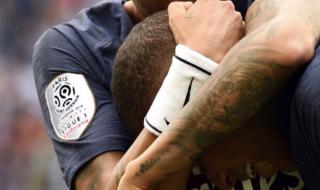 内马尔抱过小时候的姆巴佩